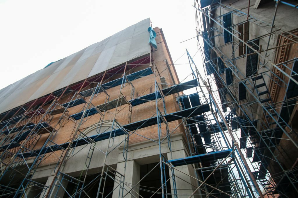 Фальшфасад на баннерной сетке – лучший выход для строительных работ