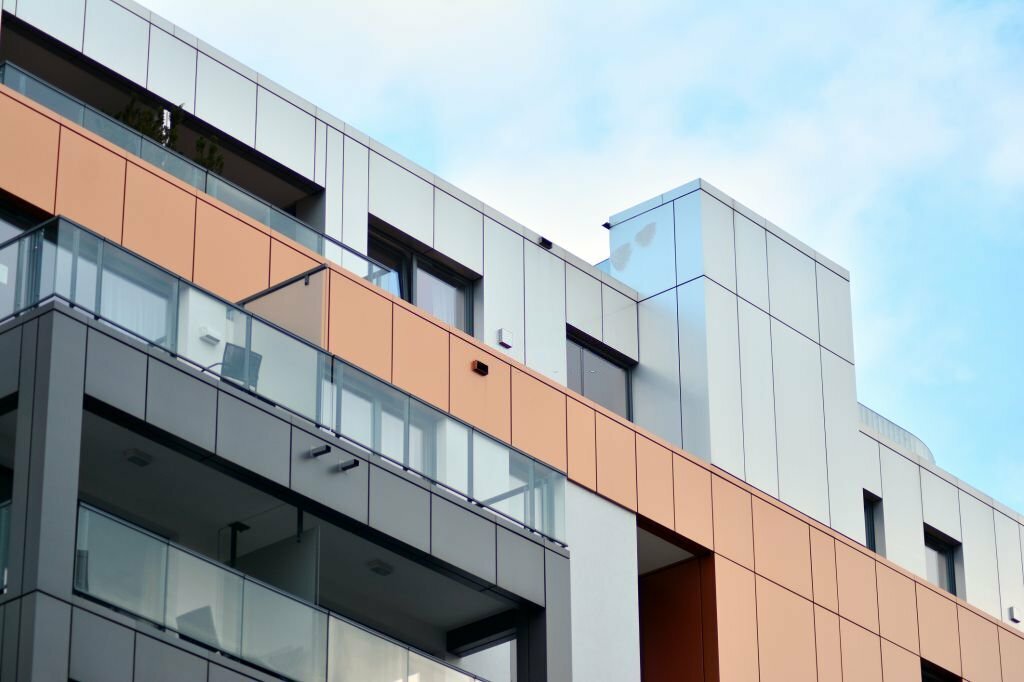 Панели алюкобонд: разновидности и особенности монтажа