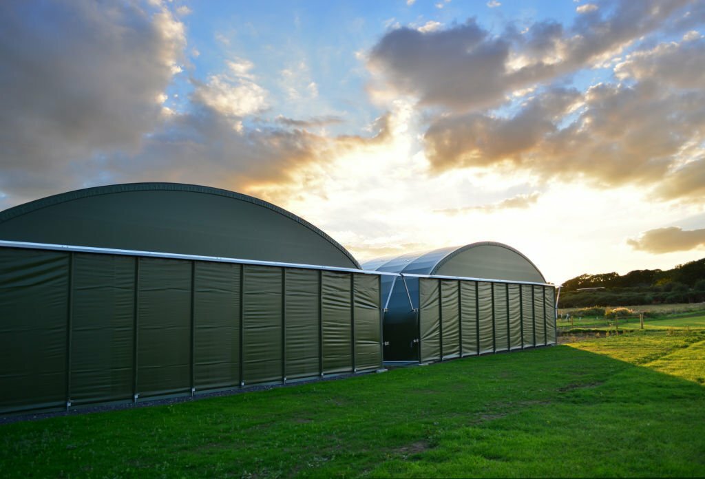 Тентовая ткань для ангаров: характеристики, вопросы безопасности и выбор производителя