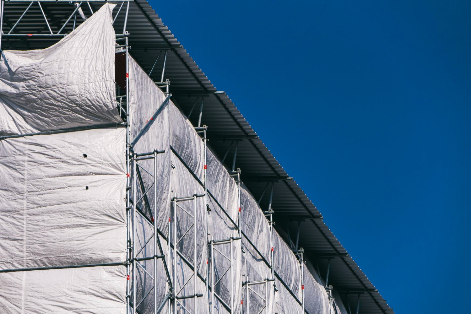 Тарпаулин и тент ПВХ: сравнительный анализ материалов для строительства